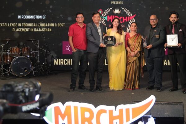 " रेडियो मिर्ची बिज़नेस क्लास अवार्ड्स 2025 में यूईएम जयपुर को सम्मानित किया गया"