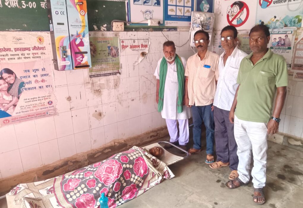 नाला में प्रखंड अध्यक्ष की मौसी के निधन पर शोक व्यक्त करते स्थानीय लोग