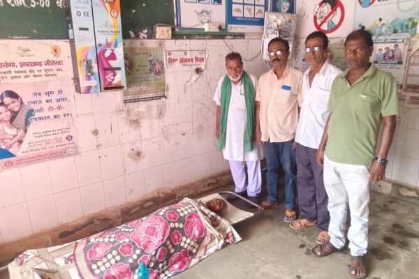 नाला में प्रखंड अध्यक्ष की मौसी का निधन, क्षेत्र में शोक की लहर नाला में प्रखंड अध्यक्ष की मौसी के निधन पर शोक व्यक्त करते स्थानीय लोग