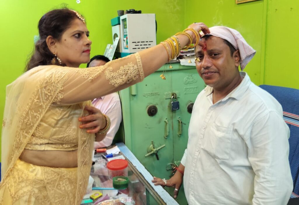 "राखी के धागे में बंधा प्यार, रिश्तों में घुली मिठास अपार" राखी के धागों में बंधा भाई-बहन के प्रेम का संदेश रक्षाबंधन — वह पावन पर्व, जो भाई-बहन के रिश्ते में अटूट प्रेम, विश्वास और सुरक्षा का वचन पिरोता है। इसी पवित्र अवसर पर भाजपा रांची महानगर के नेता अभिषेक सिंह राठौड़ ने अपनी बहन, युवा नेत्री रौशनी सिंह राठौड़ से राखी बंधवाई। इस दौरान परिवार के अन्य सदस्य — बड़े भैया एवं छोटे भाई जितेंद्र कुमार, लोकेश कुमार, विकास कुमार, रंजीत कुमार और रवि कुमार भी उपस्थित रहे। कार्यक्रम में लोक जनशक्ति पार्टी के रांची जिला अध्यक्ष दिनेश सोनी ने भी राखी बंधवाने का सौभाग्य प्राप्त किया। इस अवसर पर अभिषेक सिंह राठौड़ ने भावुक होते हुए कहा, “राखी बंधते ही बचपन की यादें ताज़ा हो गईं — जब हम लड़ते-झगड़ते थे, फिर मान जाते थे। यही होता है भाई-बहन का असली प्यार, और यही है रक्षाबंधन का असली संदेश।” रंग-बिरंगी राखियों, मिठास से भरे लड्डुओं और मुस्कुराते चेहरों के बीच यह दिन प्रेम, सम्मान और एक-दूसरे की सुरक्षा के संकल्प के साथ यादगार बन गया।