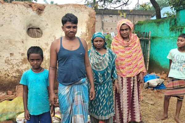 लगातार बारिश से शेख हुसैन का मिट्टी का घर ध्वस्त, पशुपालन पर संकट