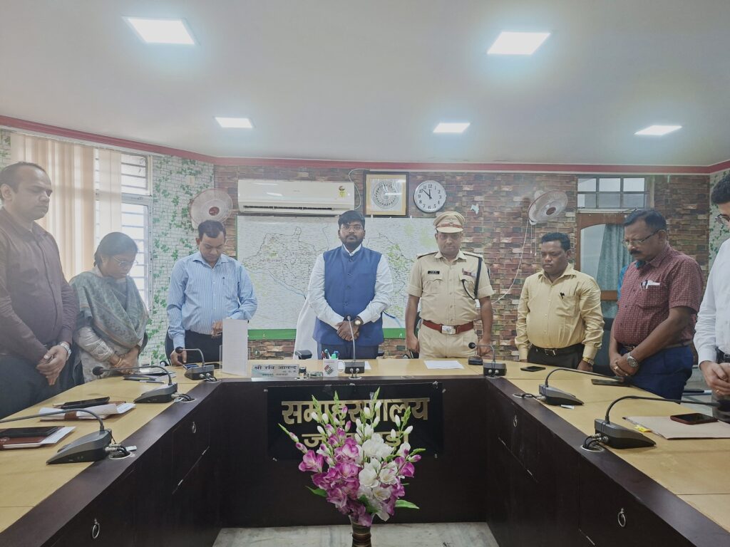 श्रद्धांजलि सभा में शिबू सोरेन को जामताड़ा में श्रद्धांजलि देते हुए अधिकारी और कर्मचारी (2025)