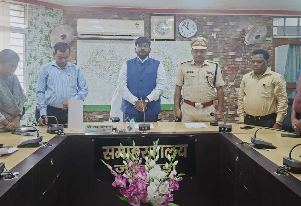 श्रद्धांजलि सभा में शिबू सोरेन को जामताड़ा में श्रद्धांजलि देते हुए अधिकारी और कर्मचारी (2025)