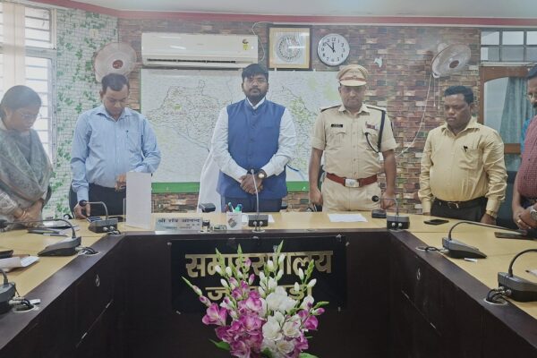 श्रद्धांजलि सभा में शिबू सोरेन को जामताड़ा में श्रद्धांजलि देते हुए अधिकारी और कर्मचारी (2025)