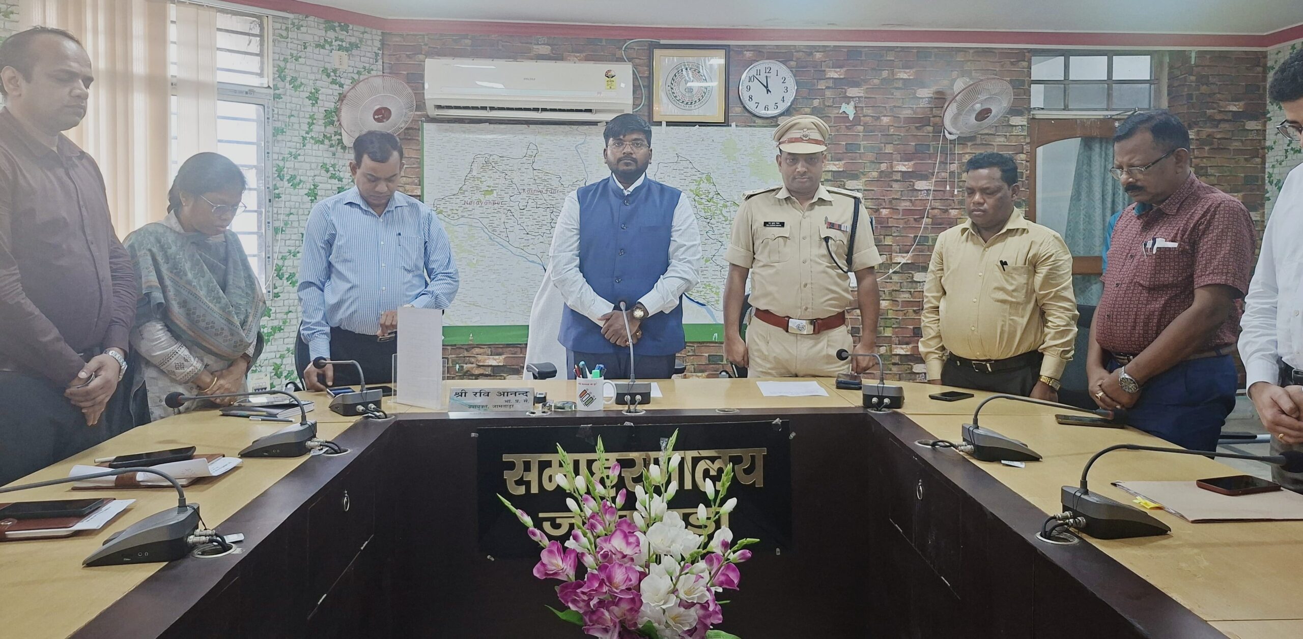 श्रद्धांजलि सभा में शिबू सोरेन को जामताड़ा में श्रद्धांजलि देते हुए अधिकारी और कर्मचारी (2025)