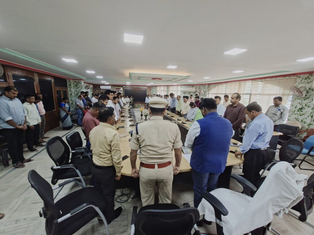 श्रद्धांजलि सभा में शिबू सोरेन को जामताड़ा में श्रद्धांजलि देते हुए अधिकारी और कर्मचारी (2025)