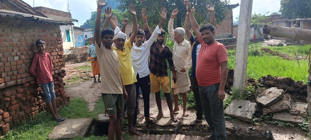 चन्दौली के सकलडीहा ब्लॉक के बभनपुरा गांव में नाली और सड़क की बदहाल स्थिति से ग्रामीण परेशान। शिकायतों के बावजूद कोई कार्यवाही नहीं हुई।