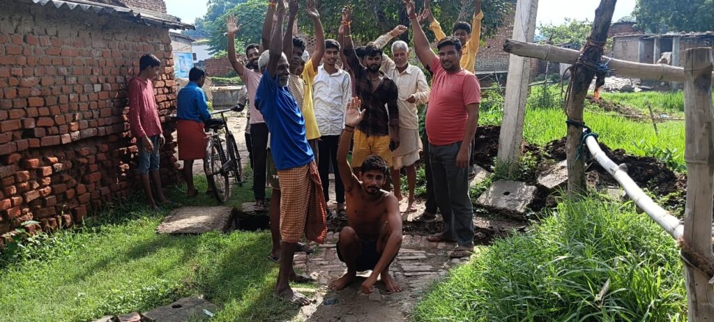 चन्दौली के सकलडीहा ब्लॉक के बभनपुरा गांव में नाली और सड़क की बदहाल स्थिति से ग्रामीण परेशान। शिकायतों के बावजूद कोई कार्यवाही नहीं हुई।