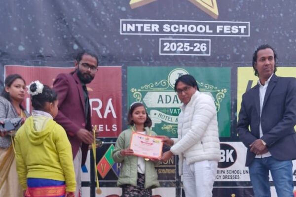 सितारे द राइजिंग स्टार इंटर स्कूल फेस्ट में अतिथियों द्वारा दीप प्रज्वलन, तीखमपुर आदर्श वाटिका