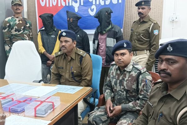 जामताड़ा पुलिस साइबर अपराध छापेमारी में गिरफ्तार तीन आरोपी और बरामद मोबाइल